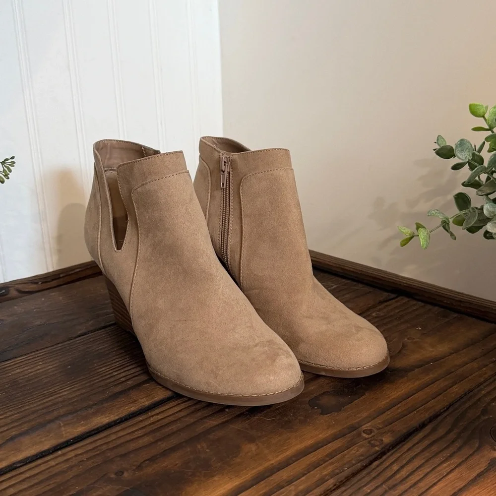 NWT Madden Girl Greteel Tan Wedge Booties
